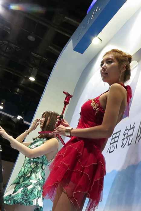 [各类性感视频]ID0362 摄影器材展韩国红裙水晶高跟鞋模特视频 [M2T-145M]--性感提