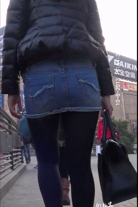 [街拍客视频]jx0365 牛仔短裙少妇尽情展现黑丝美腿的魅力