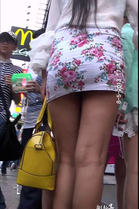 [街拍客视频]jx0366 嫩白长腿翘臀花包臀裙少妇