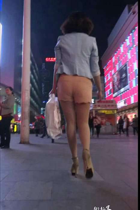 街拍视频00035诱人的翘臀少妇穿着热裤臀