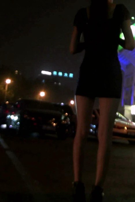 [街拍视频]00096骚妇只穿紧身包臀齐B裙