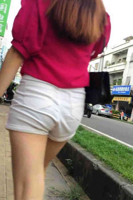 [街拍视频]00394长发热裤时尚少妇穿拖鞋逛街