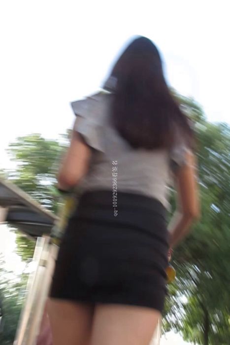 [大忽悠买丝袜街拍视频]ID0625 2013.1.8【忽悠】买长腿裤裙清纯美女丝袜表情很不