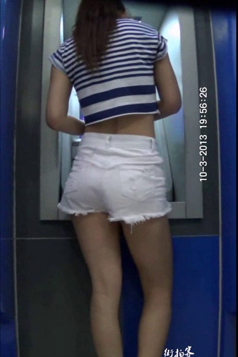 [街拍客视频]jx0115 ATM机前的细腰宽臀白色