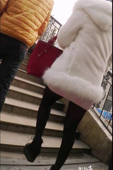 [街拍客视频]jx0422 白色毛皮外套与黑丝高跟美女