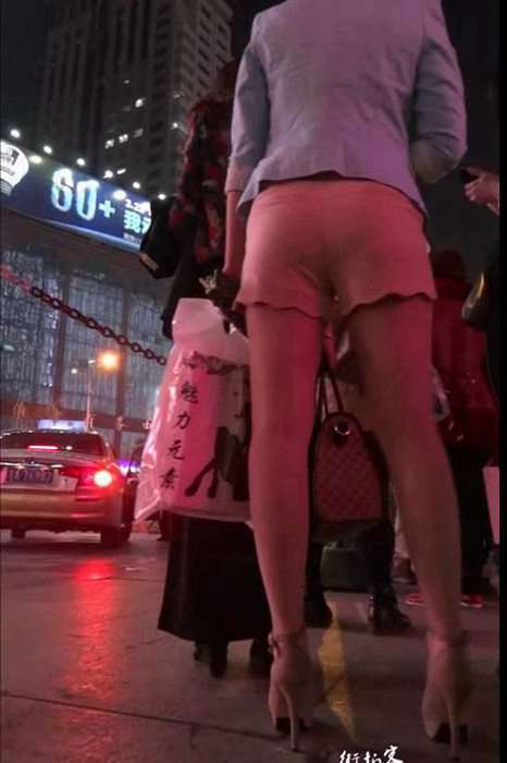 街拍视频00035诱人的翘臀少妇穿着热裤臀部很翘很