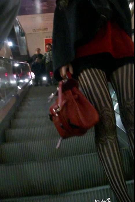 [街拍视频]00244还真有女人穿这样的网袜黑