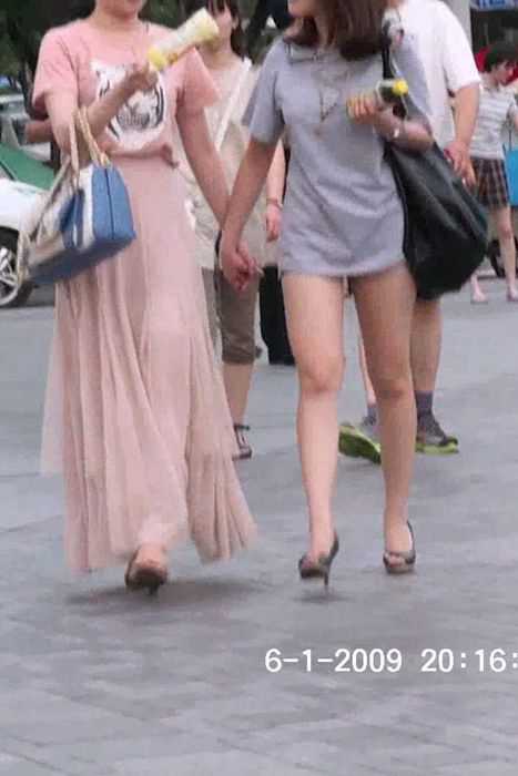 [街拍视频]00352少妇穿着热裤露出玉腿很性