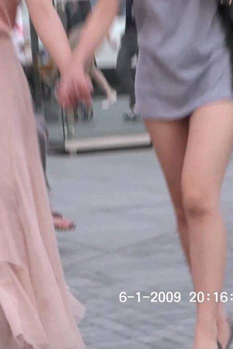 [街拍视频]00352少妇穿着热裤露出玉腿很性感