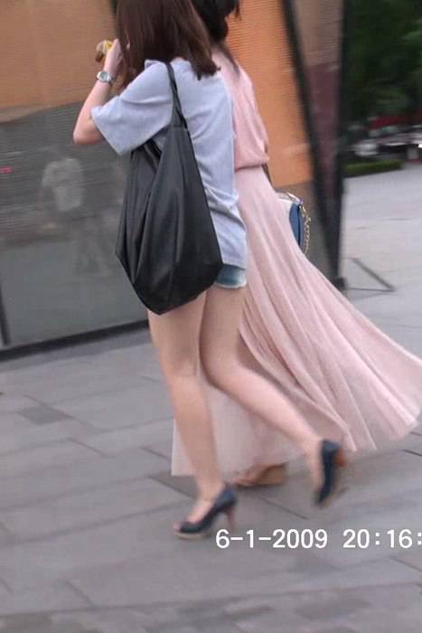 [街拍视频]00352少妇穿着热裤露出玉腿很性感